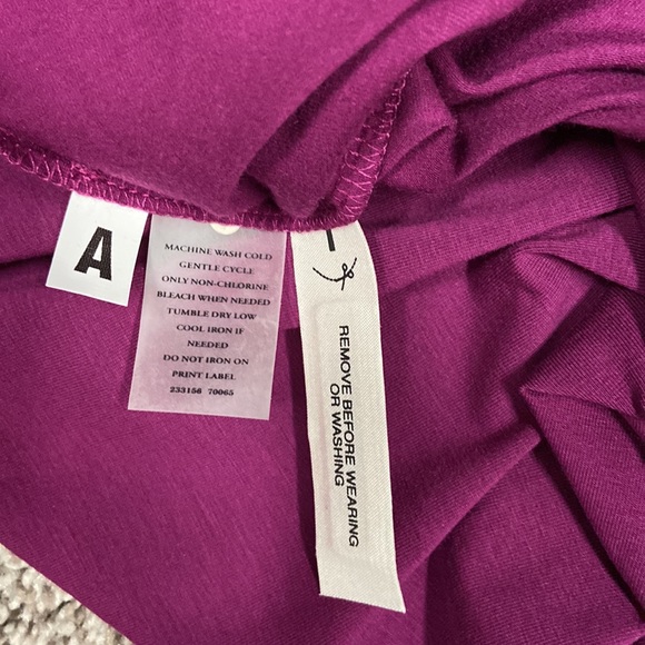 🆕 NWT Ann Taylor magenta v-neck short sleeve top - Picture 5 of 6